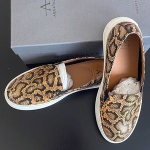 AQUATALIA SLIP ON SNEAKER SIZE 8M              ONIDA SNAKE PRINT